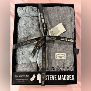 Steve Madden Gray Slipper Socks Set with Scarf